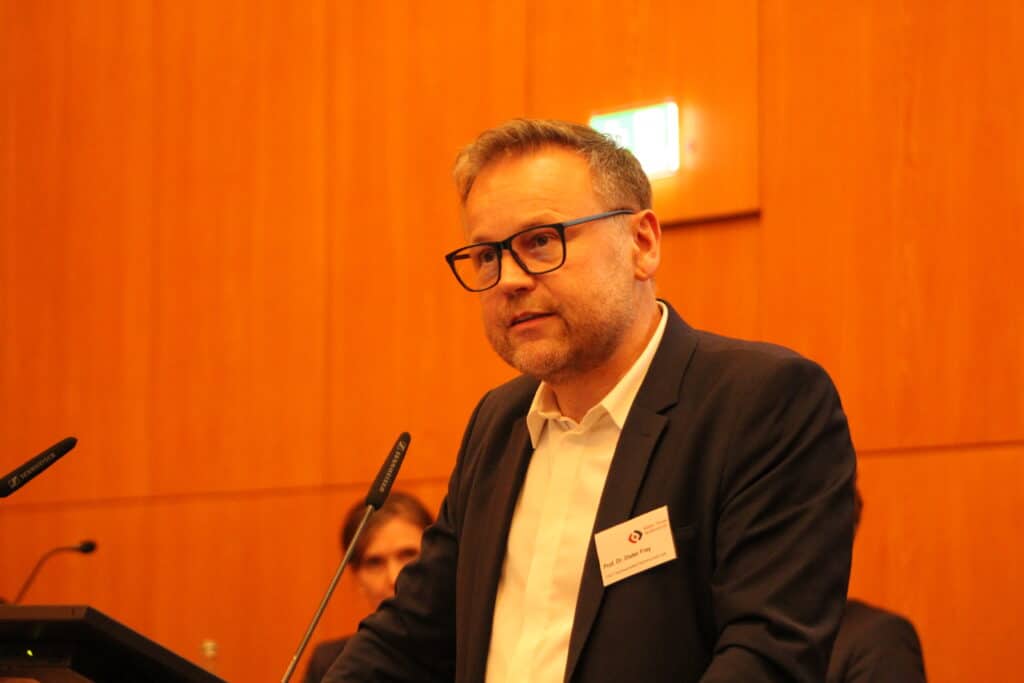 CE8C8DC0 042C 4445 ABB2 83554419C4E9